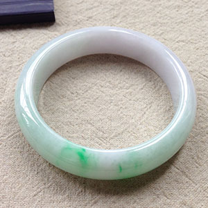 淡春带彩翡翠好不好,春带彩翡翠手镯-第2张图片-翡翠网 淡春带彩翡翠好不好,春带彩翡翠手镯-第2张图片-翡翠网