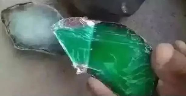 如何辨别翡翠手镯真假翡翠鉴别-第2张图片-翡翠网 如何辨别翡翠手镯真假翡翠鉴别-第2张图片-翡翠网