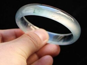 老坑玻璃种翡翠手镯玻璃种翡翠手镯-第2张图片-翡翠网 老坑玻璃种翡翠手镯玻璃种翡翠手镯-第2张图片-翡翠网