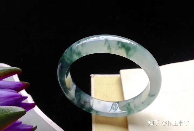翡翠怎么分好坏,怎样鉴别翡翠手镯-第1张图片-翡翠网 翡翠怎么分好坏,怎样鉴别翡翠手镯-第1张图片-翡翠网