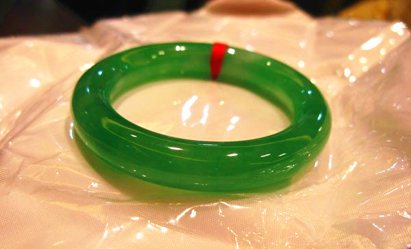 5000元的翡翠油青镯子翡翠手镯的价格-第1张图片-翡翠网 5000元的翡翠油青镯子翡翠手镯的价格-第1张图片-翡翠网