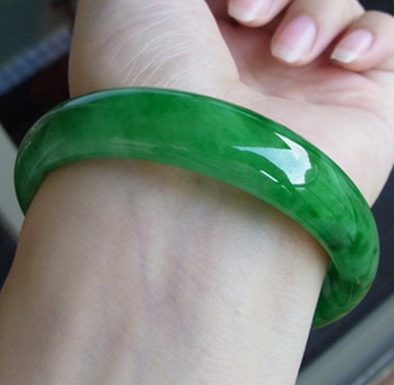 翡翠玉手镯,玉手镯什么颜色最贵