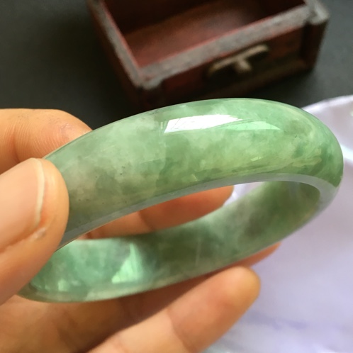 满绿翡翠手镯的价格,满绿翡翠手镯价格如何-第1张图片-翡翠网