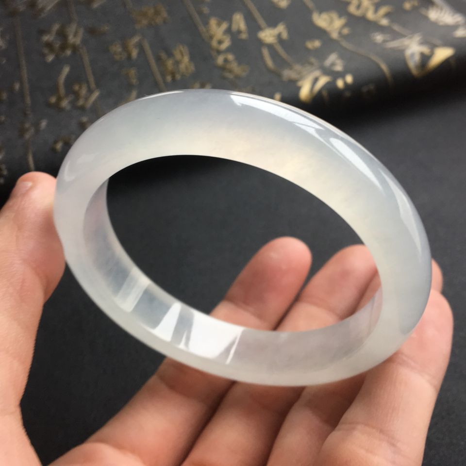 冰种晴水翡翠手镯为什么糯种比冰种贵-第1张图片-翡翠网 冰种晴水翡翠手镯为什么糯种比冰种贵-第1张图片-翡翠网