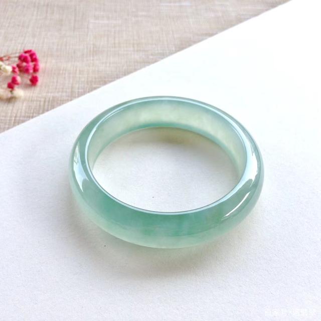 冰种晴水翡翠手镯为什么糯种比冰种贵-第2张图片-翡翠网 冰种晴水翡翠手镯为什么糯种比冰种贵-第2张图片-翡翠网