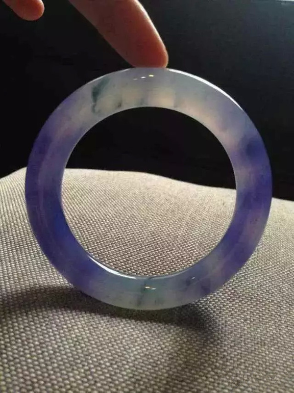 翡翠手镯鉴定价格,翡翠手镯价钱-第1张图片-翡翠网 翡翠手镯鉴定价格,翡翠手镯价钱-第1张图片-翡翠网