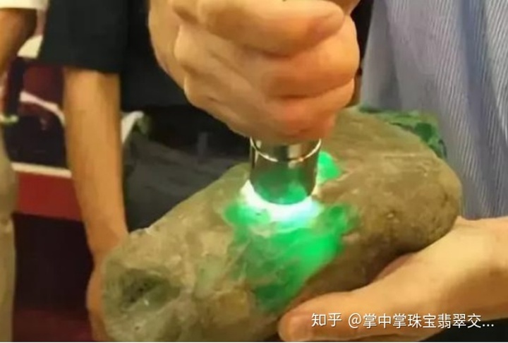 假皮托沙翡翠原石翡翠原石造假大揭秘-第2张图片-翡翠网 假皮托沙翡翠原石翡翠原石造假大揭秘-第2张图片-翡翠网