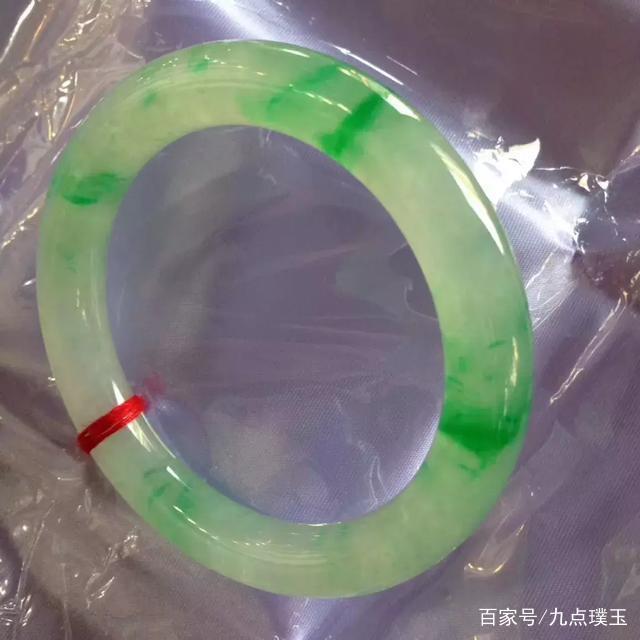 顶级翡翠毛料手镯冰种手镯-第2张图片-翡翠网 顶级翡翠毛料手镯冰种手镯-第2张图片-翡翠网