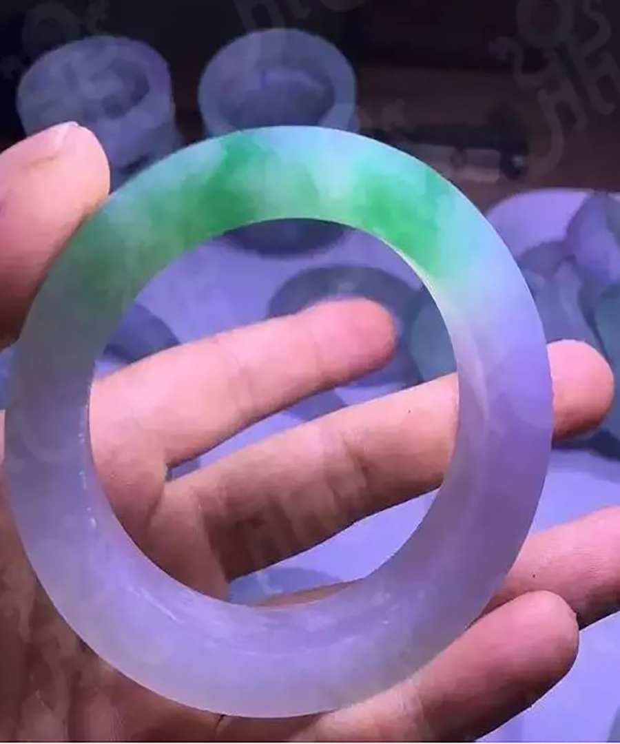 春彩手镯会越戴透吗,春带彩翡翠手镯见光死-第1张图片-翡翠网 春彩手镯会越戴透吗,春带彩翡翠手镯见光死-第1张图片-翡翠网