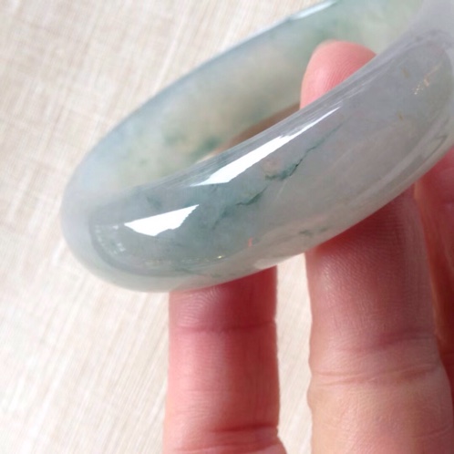 翡翠手镯怎么鉴别好坏,怎么辨认玉是真是假-第2张图片-翡翠网 翡翠手镯怎么鉴别好坏,怎么辨认玉是真是假-第2张图片-翡翠网