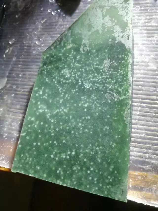 莫湾基翻沙翡翠原石,木那翡翠原石特点-第1张图片-翡翠网 莫湾基翻沙翡翠原石,木那翡翠原石特点-第1张图片-翡翠网