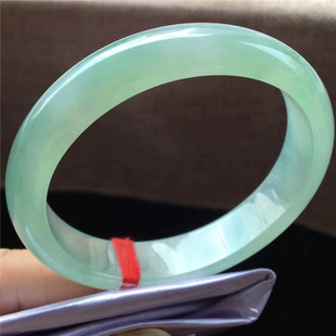 佩戴翡翠手镯的寓意是什么,翡翠玉手镯的寓意-第1张图片-翡翠网 佩戴翡翠手镯的寓意是什么,翡翠玉手镯的寓意-第1张图片-翡翠网