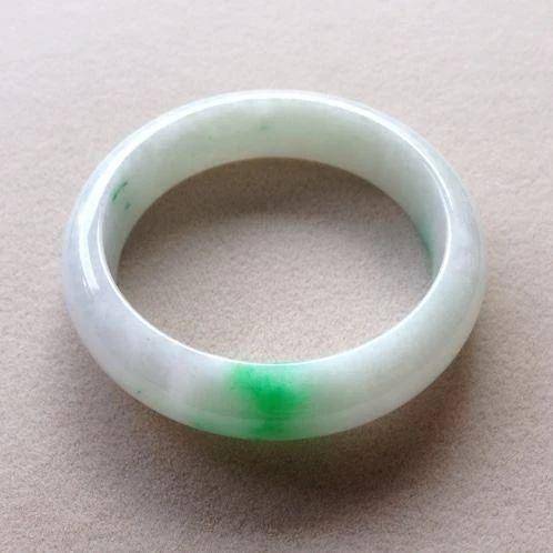 佩戴翡翠手镯的寓意是什么,翡翠玉手镯的寓意-第2张图片-翡翠网 佩戴翡翠手镯的寓意是什么,翡翠玉手镯的寓意-第2张图片-翡翠网