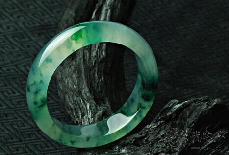 翡翠手镯带哪个手好买翡翠手镯注意什么-第1张图片-翡翠网 翡翠手镯带哪个手好买翡翠手镯注意什么-第1张图片-翡翠网