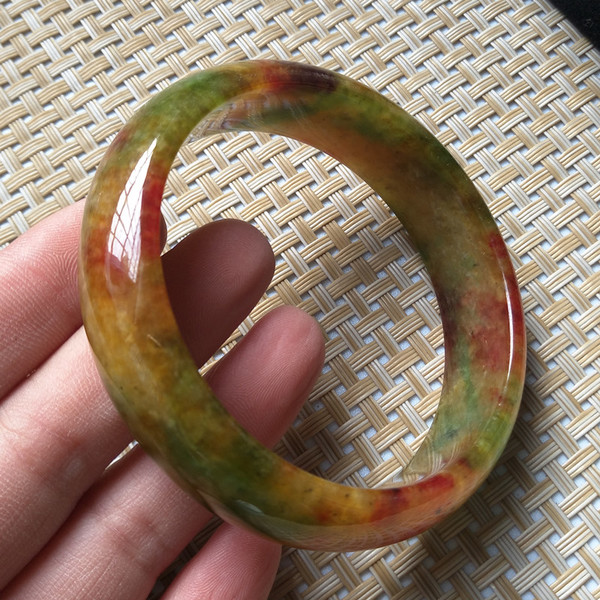 翡翠手镯带哪个手好买翡翠手镯注意什么-第2张图片-翡翠网 翡翠手镯带哪个手好买翡翠手镯注意什么-第2张图片-翡翠网