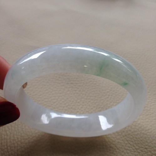 玉镯上有黑色划痕怎么办,翡翠手镯上有划痕-第1张图片-翡翠网 玉镯上有黑色划痕怎么办,翡翠手镯上有划痕-第1张图片-翡翠网