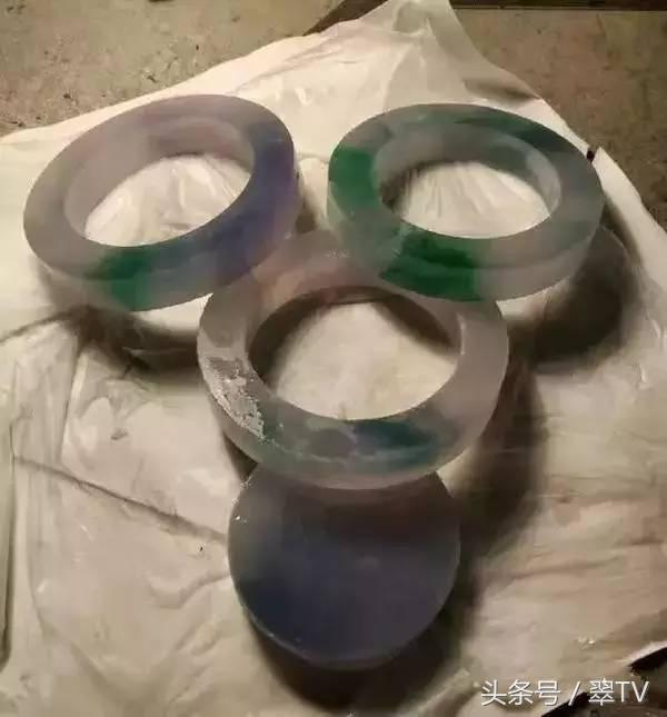四色翡翠手镯,三色翡翠值多少钱-第2张图片-翡翠网 四色翡翠手镯,三色翡翠值多少钱-第2张图片-翡翠网