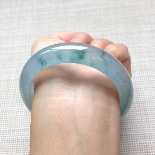 翡翠戴活了的表现,翡翠手镯戴久了会有变化吗-第1张图片-翡翠网 翡翠戴活了的表现,翡翠手镯戴久了会有变化吗-第1张图片-翡翠网