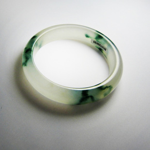 什么样的手镯玉才算好的好的翡翠手镯的特征-第1张图片-翡翠网 什么样的手镯玉才算好的好的翡翠手镯的特征-第1张图片-翡翠网