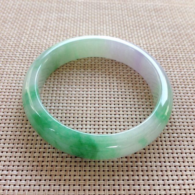 翡翠b货在灯光下的图片翡翠手镯色带-第1张图片-翡翠网 翡翠b货在灯光下的图片翡翠手镯色带-第1张图片-翡翠网