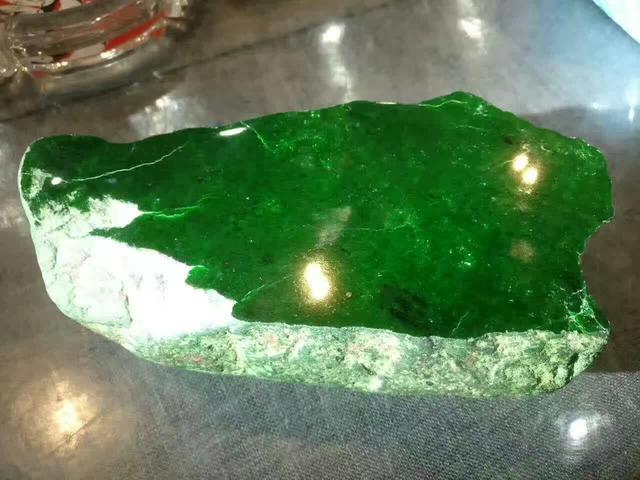 宁波翡翠原石加工几百块的翡翠原石-第2张图片-翡翠网