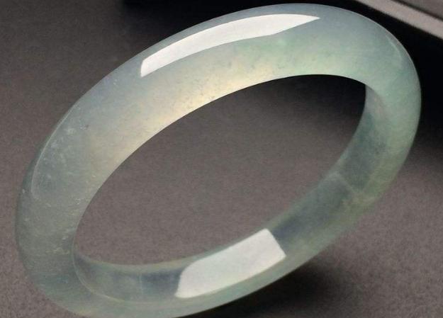 冰种飘花手镯一般多少钱冰种翡翠价格多少钱-第1张图片-翡翠网 冰种飘花手镯一般多少钱冰种翡翠价格多少钱-第1张图片-翡翠网