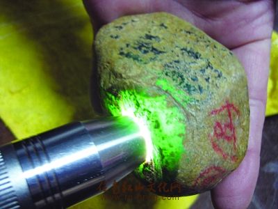 翡翠毛料原石图片亿级翡翠原石照片-第2张图片-翡翠网 翡翠毛料原石图片亿级翡翠原石照片-第2张图片-翡翠网