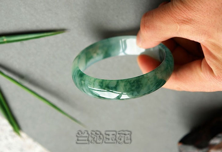 冰种翡翠手镯鉴定,冰种翡翠手镯有裂纹-第2张图片-翡翠网 冰种翡翠手镯鉴定,冰种翡翠手镯有裂纹-第2张图片-翡翠网