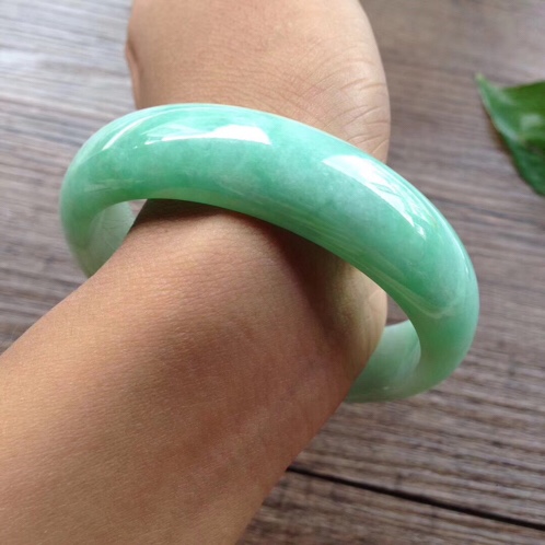 翡翠手镯怕磕吗,翡翠手镯磕了个小坑-第1张图片-翡翠网 翡翠手镯怕磕吗,翡翠手镯磕了个小坑-第1张图片-翡翠网