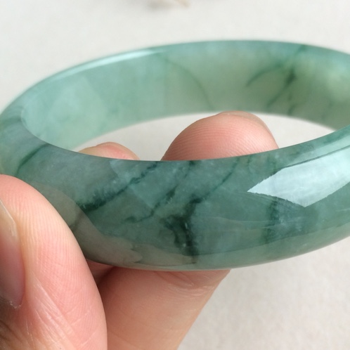 翡翠手镯怕磕吗,翡翠手镯磕了个小坑-第2张图片-翡翠网 翡翠手镯怕磕吗,翡翠手镯磕了个小坑-第2张图片-翡翠网