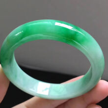 翡翠冰种等级划分由高到低,绿翡翠的价格-第1张图片-翡翠网 翡翠冰种等级划分由高到低,绿翡翠的价格-第1张图片-翡翠网