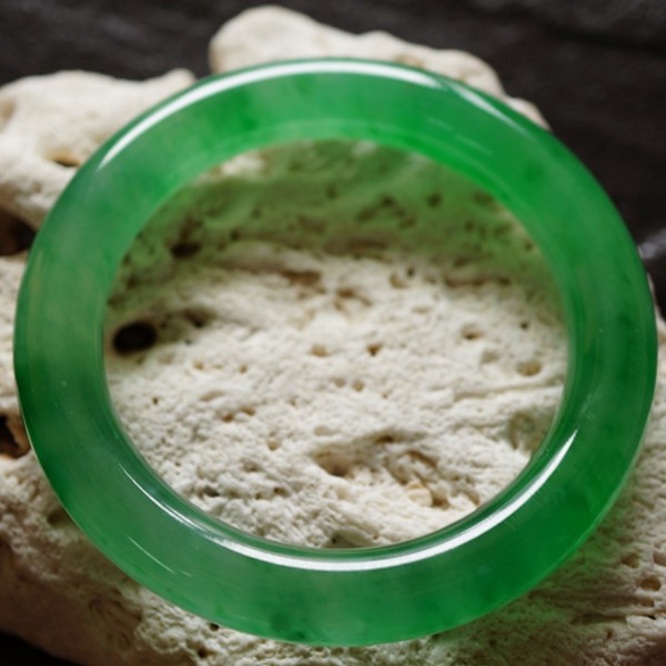 翡翠冰种等级划分由高到低,绿翡翠的价格-第2张图片-翡翠网 翡翠冰种等级划分由高到低,绿翡翠的价格-第2张图片-翡翠网