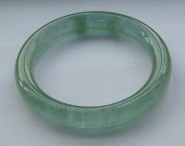 翡翠手镯有黑点算瑕疵,翡翠手镯上面有点黑-第1张图片-翡翠网 翡翠手镯有黑点算瑕疵,翡翠手镯上面有点黑-第1张图片-翡翠网