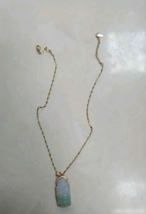 抖音上买的玉镯是真的吗,翡翠知识抖音视频-第2张图片-翡翠网 抖音上买的玉镯是真的吗,翡翠知识抖音视频-第2张图片-翡翠网