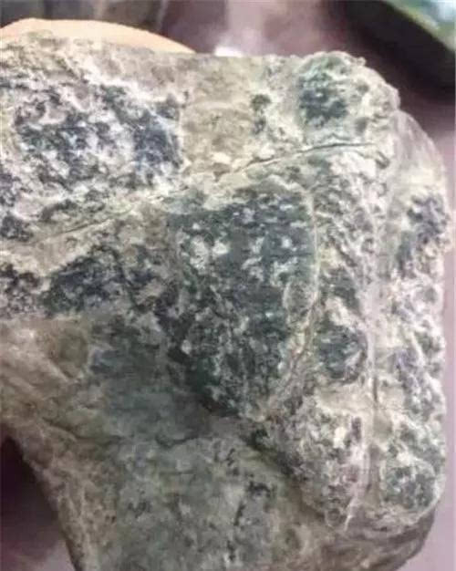 翡翠原石的肉没化开吉林翡翠原石肉粗-第2张图片-翡翠网