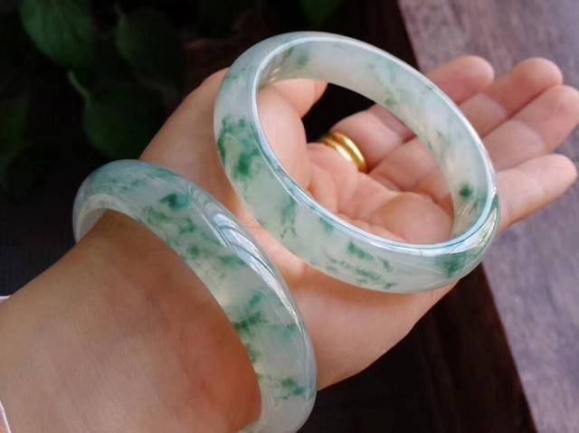 红玉石手镯黄玉手镯翡翠知识-第2张图片-翡翠网 红玉石手镯黄玉手镯翡翠知识-第2张图片-翡翠网