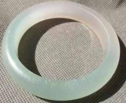 翡翠镯子有裂纹好不好,翡翠手镯浅表裂纹-第2张图片-翡翠网 翡翠镯子有裂纹好不好,翡翠手镯浅表裂纹-第2张图片-翡翠网