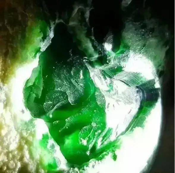 翡翠原石怎么依据赌色,翡翠原石赌色料的秘诀-第1张图片-翡翠网 翡翠原石怎么依据赌色,翡翠原石赌色料的秘诀-第1张图片-翡翠网