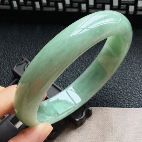 翡翠手镯的结晶颗粒大,有矿点的翡翠镯子能不能买-第1张图片-翡翠网 翡翠手镯的结晶颗粒大,有矿点的翡翠镯子能不能买-第1张图片-翡翠网