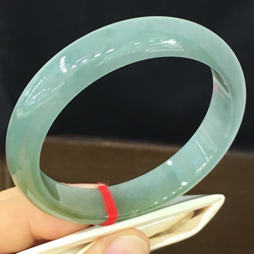 翡翠手镯的结晶颗粒大,有矿点的翡翠镯子能不能买-第2张图片-翡翠网 翡翠手镯的结晶颗粒大,有矿点的翡翠镯子能不能买-第2张图片-翡翠网