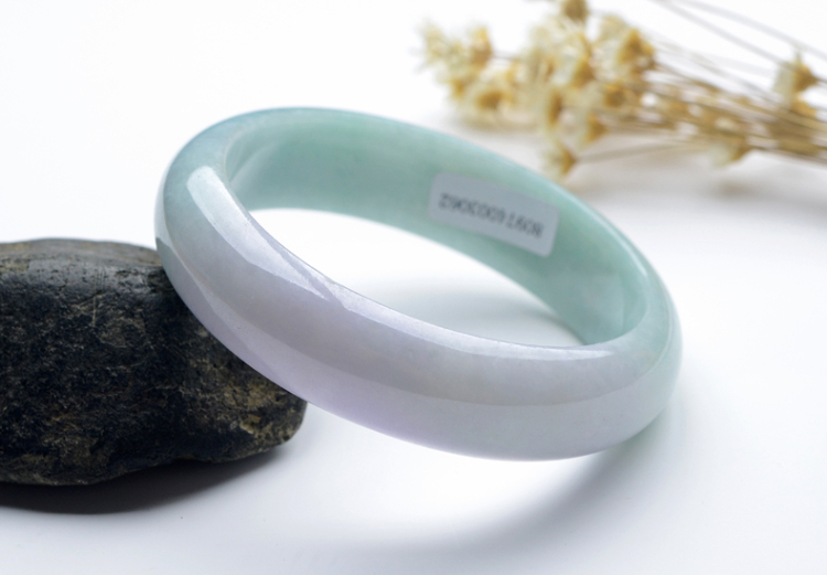 翡翠手镯的美,2万的翡翠手镯-第1张图片-翡翠网 翡翠手镯的美,2万的翡翠手镯-第1张图片-翡翠网