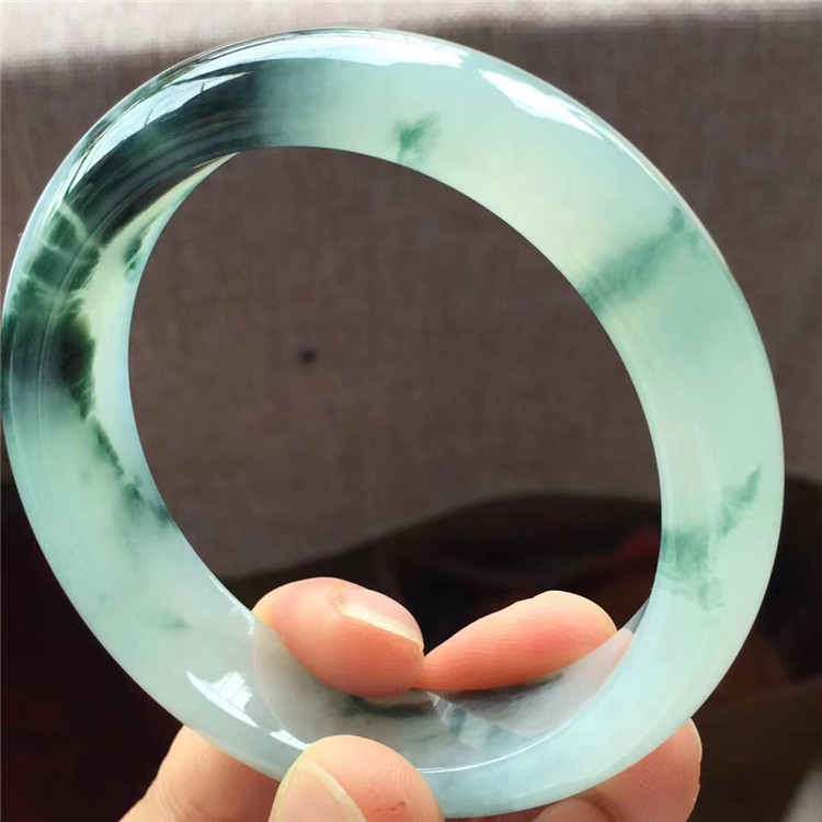 翡翠手镯的美,2万的翡翠手镯-第2张图片-翡翠网 翡翠手镯的美,2万的翡翠手镯-第2张图片-翡翠网