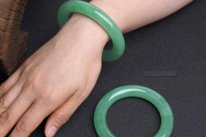 翡翠手镯加工地翡翠手镯加工过程视频-第1张图片-翡翠网 翡翠手镯加工地翡翠手镯加工过程视频-第1张图片-翡翠网