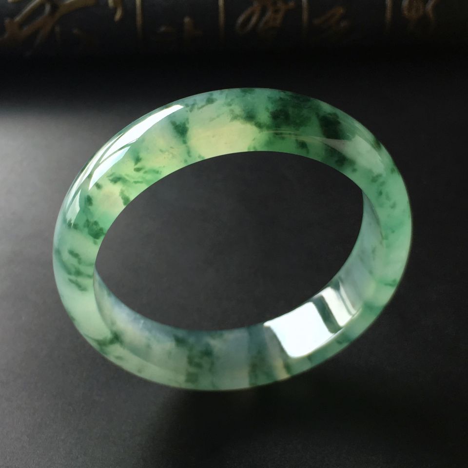 怎么看翡翠镯子翡翠手镯会有灵气吗-第2张图片-翡翠网 怎么看翡翠镯子翡翠手镯会有灵气吗-第2张图片-翡翠网