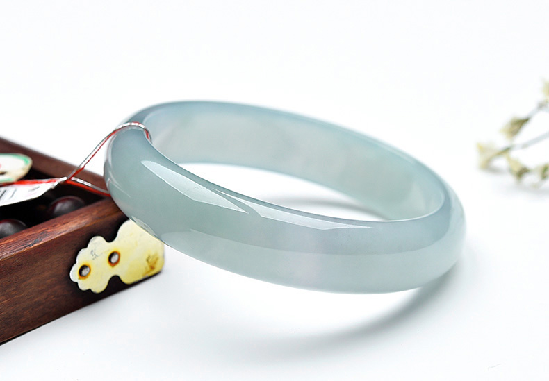 蓝晴底翡翠手镯一般多少钱,蓝绿色翡翠手镯价格-第1张图片-翡翠网 蓝晴底翡翠手镯一般多少钱,蓝绿色翡翠手镯价格-第1张图片-翡翠网