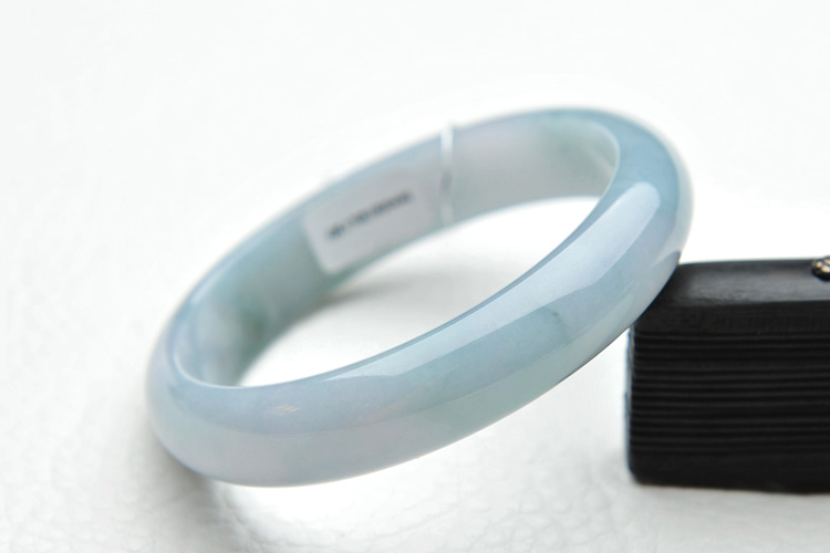 蓝晴底翡翠手镯一般多少钱,蓝绿色翡翠手镯价格-第2张图片-翡翠网 蓝晴底翡翠手镯一般多少钱,蓝绿色翡翠手镯价格-第2张图片-翡翠网