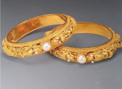 翡翠点翠与片翠哪个好翡翠手镯带点翠-第1张图片-翡翠网 翡翠点翠与片翠哪个好翡翠手镯带点翠-第1张图片-翡翠网