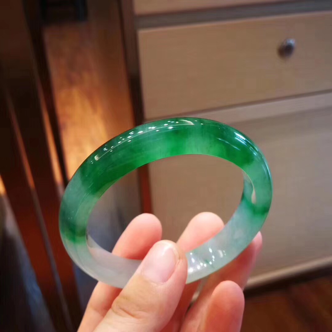 翡翠手镯橘皮,翡翠手镯有沙眼和裂哪个严重-第1张图片-翡翠网 翡翠手镯橘皮,翡翠手镯有沙眼和裂哪个严重-第1张图片-翡翠网