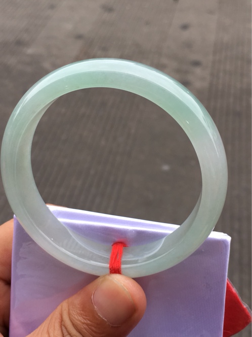 怎样挑翡翠手镯,手镯应该买什么样的比较好-第2张图片-翡翠网 怎样挑翡翠手镯,手镯应该买什么样的比较好-第2张图片-翡翠网