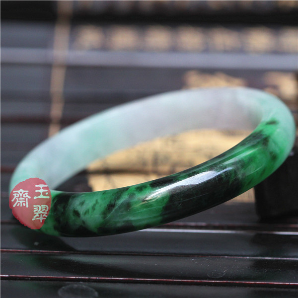 淡绿淡紫翡翠手镯,翡翠手镯飘绿带紫得好不好-第2张图片-翡翠网 淡绿淡紫翡翠手镯,翡翠手镯飘绿带紫得好不好-第2张图片-翡翠网